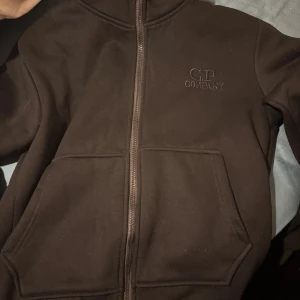 Svart ziphoodie från C.P. Company - Svart ziphoodie från C.P. Company med goggles i huvan. Aldrig använd