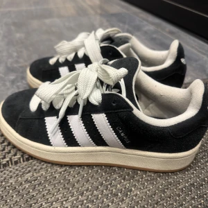 Adidas Campus svarta sneakers mocka - Använda några fåtal gånger och är i mycket bra skick.
