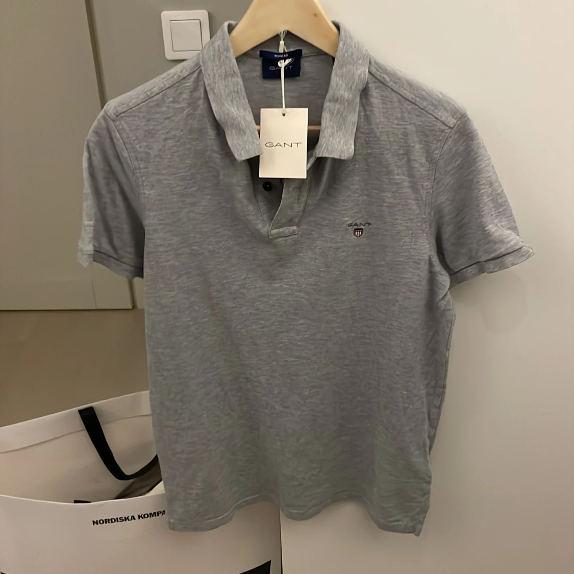 Grå pikétröja från GANT