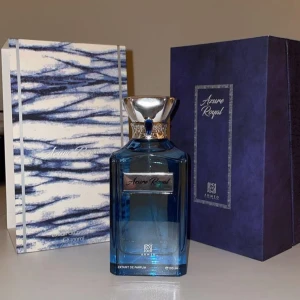Azure Royal Extrait Parfum 100ml - Azure Royal från Ameer, en exklusiv extrait de parfum i en snygg blå flaska. Volymen är 100 ml. Perfekt för dig som vill sticka ut med en unik doft och stil.