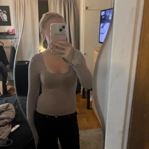 Beige långärmad topp Gina Tricot - Säljer en beige långärmad topp från Gina Tricot i storlek S. Toppen har en rundad urringning och är figurnära med långa ärmar. Superskön tröja som är lätt att få till en fin outfit med💕Skriv vid fler frågor, pris kan diskutera💕
