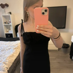 svart klänning  - svart klänning med knyt på axlarna