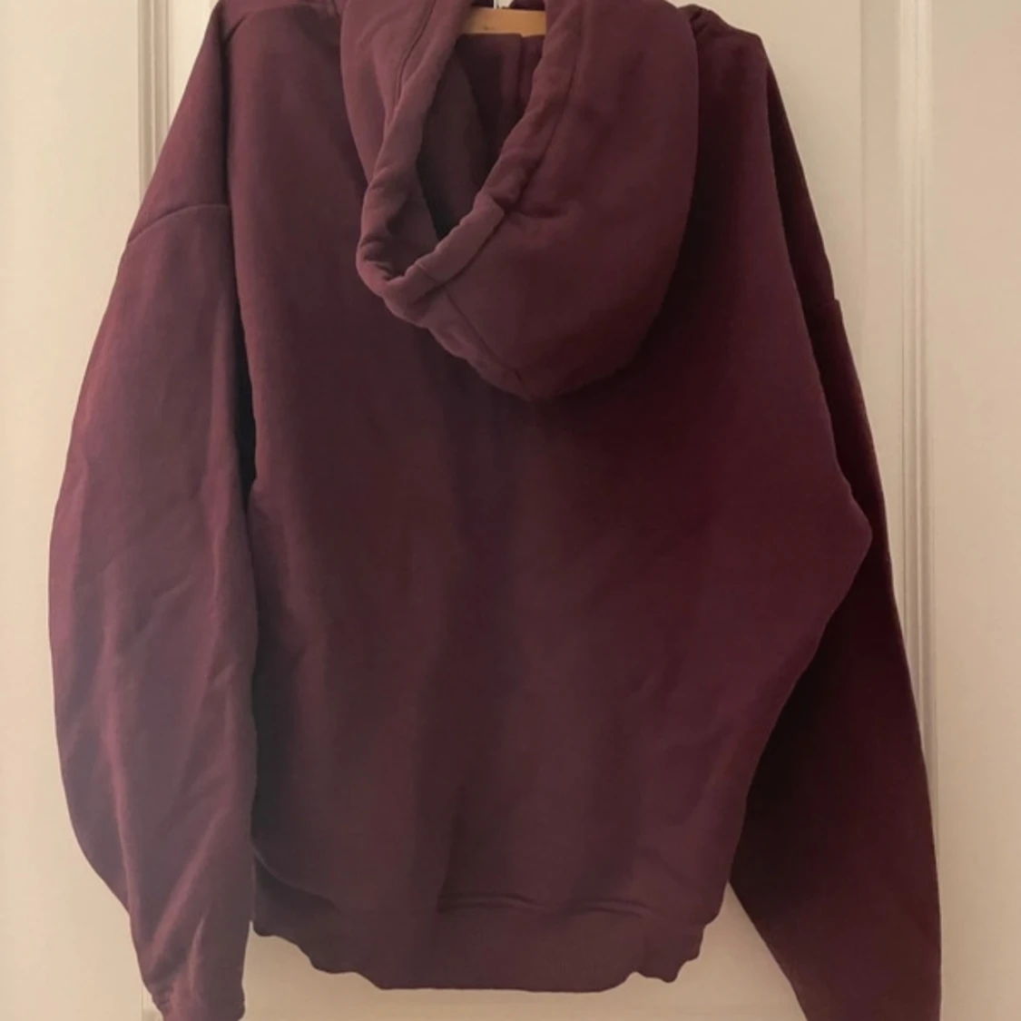 Vinröd hoodie från BikBok XS - 1