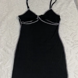 Svart kort klänning från SHEIN (S) - Svart ribbad kort klänning från SHEIN med kontrastsömmar i vitt. Skriv vid frågor 🥰