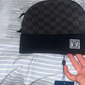 Mössa från välkänt märke - Helt ny och kommer med lös tillbehör !