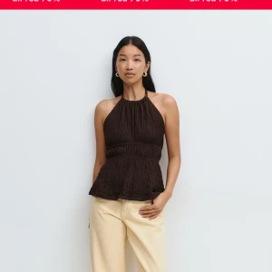 Brun omlott halterneck linnetopp - Säljer en brun omlott halterneck topp med knyt i ryggen. 