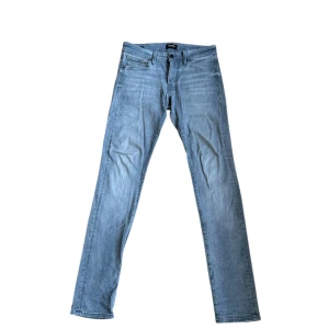 Ljusgrå Jack & Jones Jeans - Tja! Säljer dessa feta ljusgrå jeans från Jack & Jones med snygga urtvättningar. I mycket fint skick utan defekter, i modellen slim glenn. Skriv vid minsta fundering, priset är självklart inte ristat i sten🤩🤩🤩