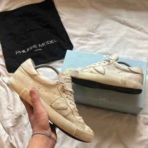 Philippe Model - Säljer ett par Philippe Model skor, de är i helt okej skick. Du ser på bilderna men det är bara sulan som är märkvärdig.             Om du köper båda skorna får du speciellt pris