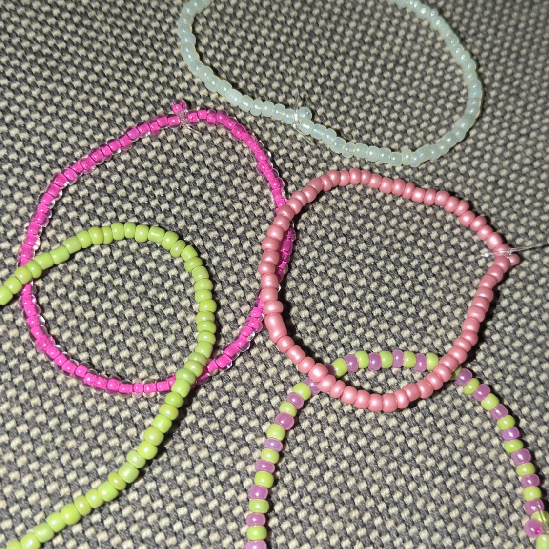 Färgglada pärlarmband i pastell - 2