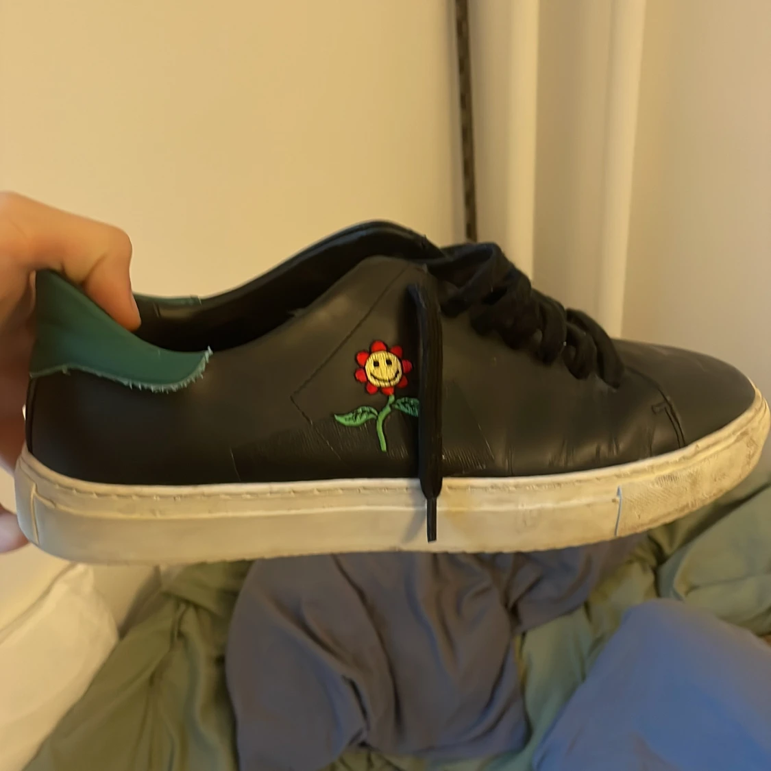 Svarta Axel Arigato sneakers med broderad blomma - 1