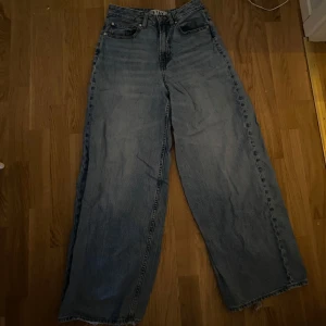 Baggy jeans - Köptes från Carlings för något år sedan, har tyvärr växt ur dem. Men fortfarande fina. Skriv om frågor och pris kan diskuteras!❤️