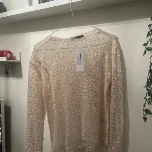 Fest topp från Gina Tricot - Super snygg långärmad tröja som funkar både till fest eller till vardagen om man vill känna sig extra fin.💓