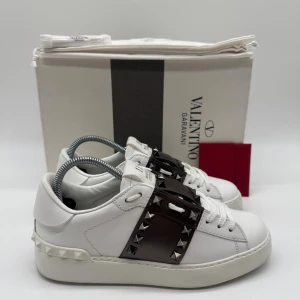 VALENTINO ROCKSTUD  - Valentino rockstud - Skick: 9,5/10 - Storlek: 35,5 sitter som 36 - Tillbehör: Box & Dustbag & Kort & Extra nitar - Nypris 7700kr - Hör av dig vid minsta fundering