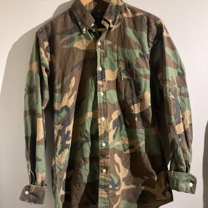Skjorta från Ralph lauren  - Säljer en slim fit skjorta från Ralph Lauren med unikt camouflage-mönster! Hör av er om ni har frågor eller vill ha mer bilder! Pris kan diskuteras!!❤️❤️❤️