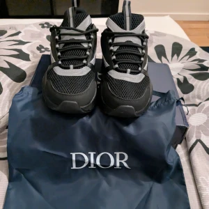 Svarta   b22    sneakers - Helt nya aldrig använda. Skriv vid intresse