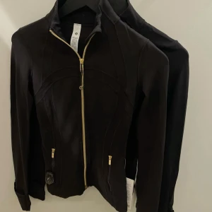 Define Jacket guldzip - Såå fin svart jacka från Lululemon. Jättsvår att få tag på. Strl 6 och i toppskick. Har vanligtvis S eller Xs i toppar. 🫶 Kan sänka pris vid snabb affär!