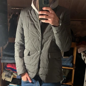 Helt Ny Zadig & Voltaire Jacka - Säljer denna riktigt snygga Zadig & Voltaire jackan. Jackan är i storlek Xs men passar även S. Den är helt ny med tags. Bara att skriva över frågor och funderingar.