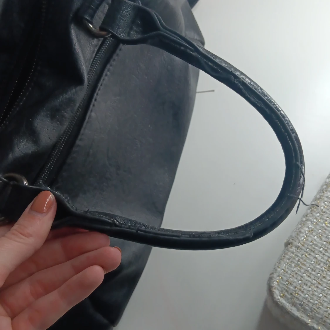 Svart axelväska med spännen - 3