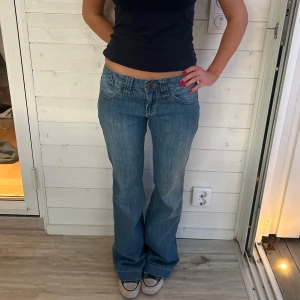 Blå bootcut jeans  - Lågmidjade bootcutjeans i storlek S. Midja: 39x2 cm innerben: 83 cm.