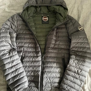 Colmarjacka  - Snygg grå pufferjacka i storlek 50 (≈ medium) från Colmar med luva, inköpt hösten 2023 för omkring 3200 kr. Har använts flitigt, men är väl omhändertagen och i mycket bra skick. Bara att komma med frågor eller bud vid intresse! 😀