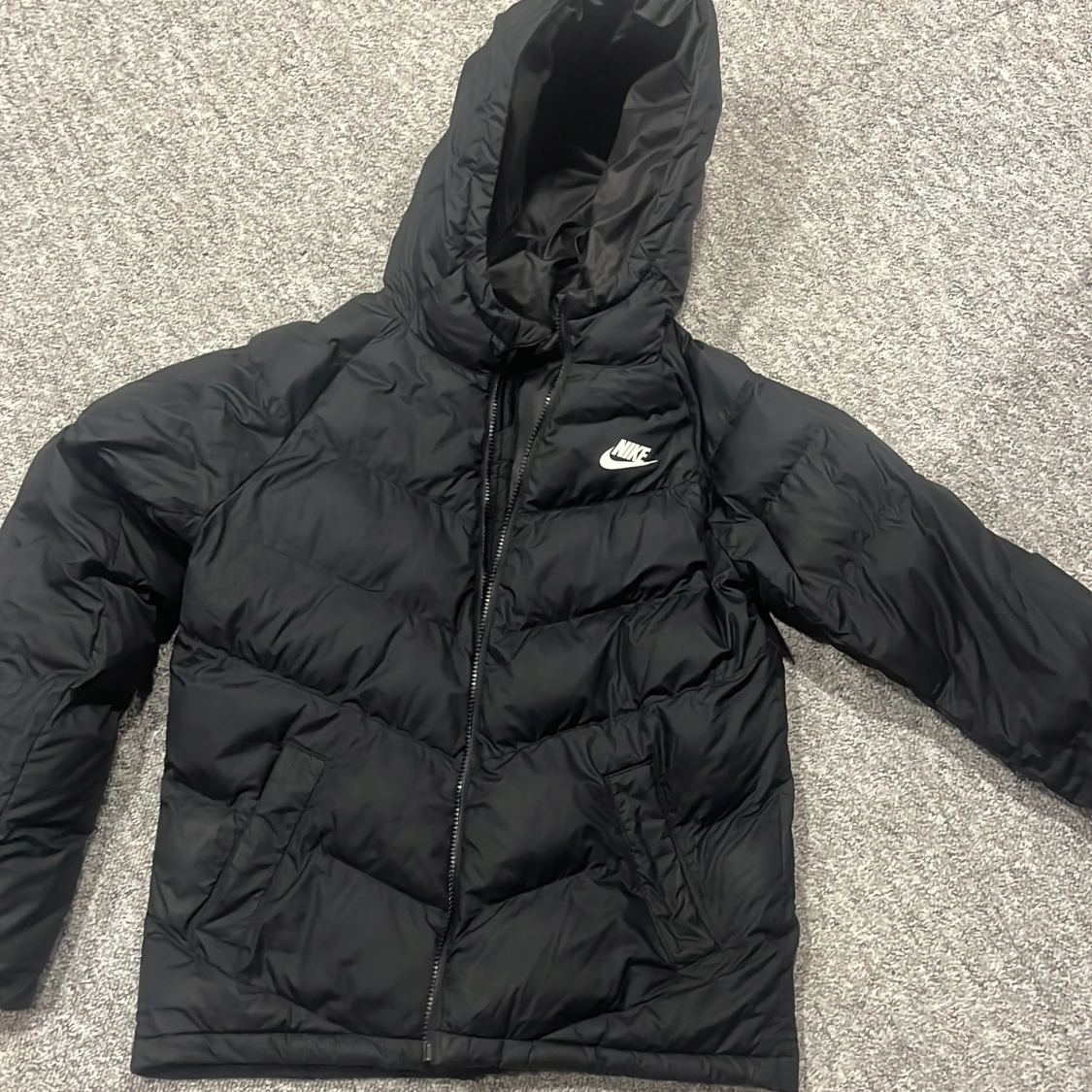 Svart pufferjacka från Nike med huva - 4