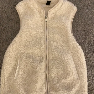 Beige teddyväst - Jättesnygg beige teddyväst från soc. Köpt på Vinted tidigare men fortfarande i bra skick! Skriv om ni har frågor!