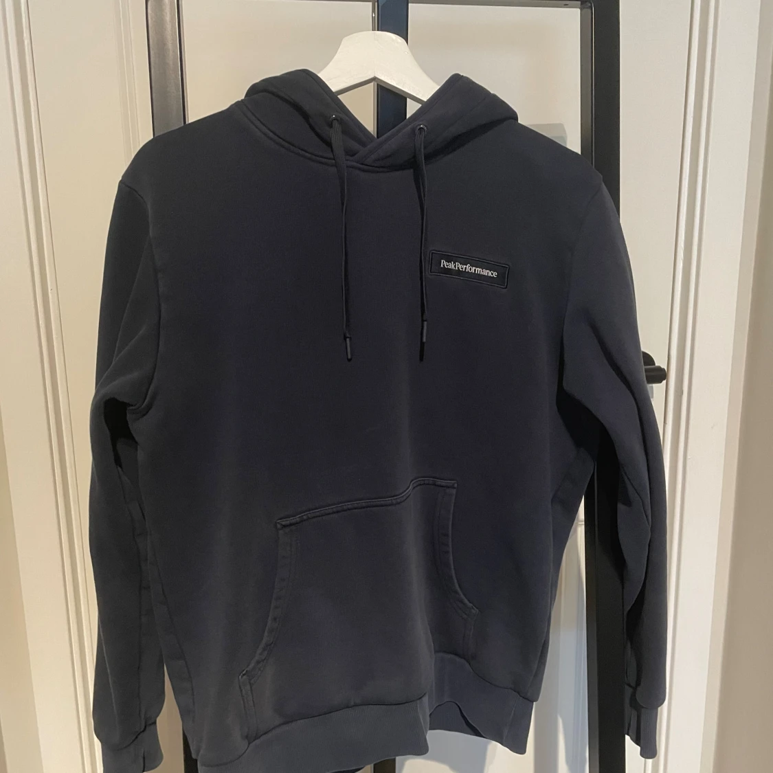 Svart hoodie från Peak Performance - 1