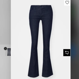 Mörkblå bootcut jeans - Snygga mörkblå jeans med bootcut-modell och klassisk femficksdesign från LTB. Byxorna är i storleken W28L34 och är helt oanvända med lappar kvar🌸