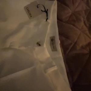 Lågmidjade kostymbyxor från Chelsea - Helt nya vita kostymbyxor från Chelsea i stl S. Passar mig ganska bra i längden och jag är 168, men skulle passa en längre person bra också💞 nypris-459