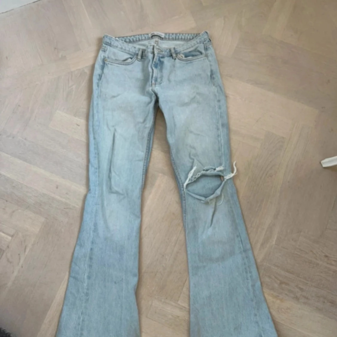 Ljusblå bootcut jeans med hål - 90