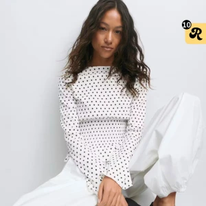 Vit prickig blus med långa ärmar - Supersöt blus från gina tricot💋 kan tänka mig o byta mot xs