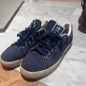 Adidas Stan Smith sneakers  - Fin blå färg, storlek 38! OBS, sista bilden. Hade fastnat en sten där, men går lätt att laga och täppa igen! 