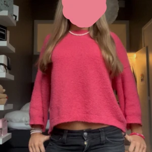 rosa tröja - Supersnygg rosa tröja som är superskön! Säljer då den tyvärr inte längre kommer till användning. Från Monki, slutsåld. Kom privat för fler bilder eller frågor!!❤️