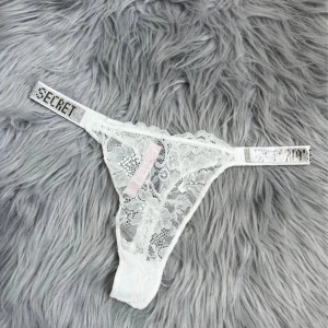 Vit spets trosa från Victoria's Secret - Supersnygg vit Trosa från Victoria's Secret med spets. Storlek M men passar också S. helt nya med prislapp på. Postar samma dag ❤️