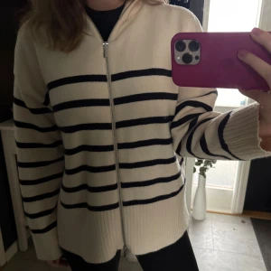 Randig stickad kofta med dragkedja - Säljer en så fin och skön krämvit stickad kofta! Den är väldigt skön och sticks inte alls, lite tyngre i materialet!😍😍