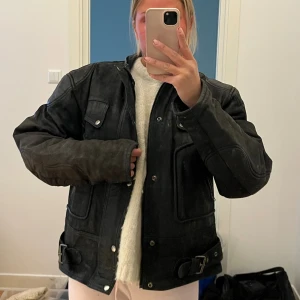 Jacka - Säljer nu min älskade läder jacka som är köpt vintage, ur snygg, rejäl och skön men får tyvärr inte användning av den längre så väljer att sälja den vidare 🥰