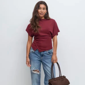 Topp - säljer denna topp då jag råkat köpa fel storlek, prislappen är kvar!!