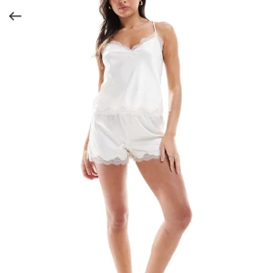 Vitt satinlinne med tillhörande shorts med spetsdetaljer - Superfin pyjamas i satin med spetsdetaljer! Tyvärr inga prislappar kvar men är helt oanvänd 💗 kom privat för egna bilder! 