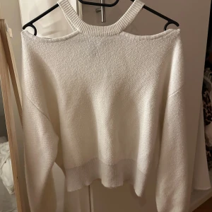 Vit offshoulder stickad tröja - Superfin vit stickad tröja med offshoulder-design och bred ribbad kant vid halsen. Pris går alltid att diskutera!!💕