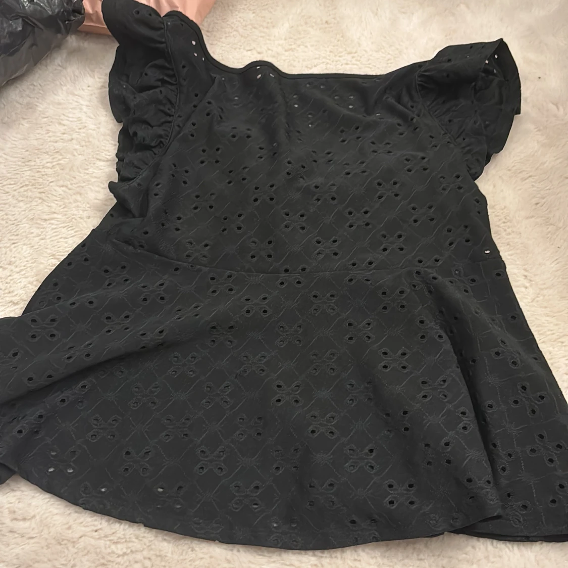 Svart blus med spets och snörning - 1