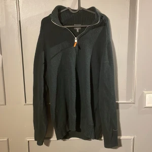 Svart stickad half zip - Mysig svart stickad tröja från H&M med ribbad krage och half zip-dragkedja. Regular fit och långärmad modell, perfekt för kyliga dagar. Enkel och stilren design som funkar till det mesta.