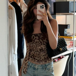 Leopardmönstrad tubtopp med scarfdetalj Zara - Säljer en leopardmönstrad tubtopp med scarfdetalj runt halsen. Toppen är croppad och har en tight passform, perfekt till jeans eller kjol. Materialet känns lätt och stretchigt, och mönstret är i bruna och beige toner.