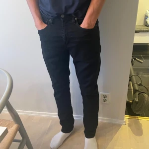 Svarta Levi's 502 jeans W31 L34 - Säljer ett par svarta Levi's 502 jeans, storlek W31 L34. Nästintill oanvända. 