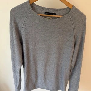 Grå sweatshirt  - Säljer en grå sweatshirt från Jack and jones som är från deras premium quality. Passar bra till allt och är storlek L men passar bra som M. Nypris ligger på 900kr. Bara att skriva vid funderingar.