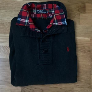 Mörkgrå stickad tröja Polo Ralph Lauren - Hej! Säljer nu en mörkgrå stickad tröja från Ralph lauren med en rutig skjortkrage. Tröjan är i bra skick. Storleken på tröjan är xxl men skulle mer säga att den är L. Inte äkta. Men snygg. 
