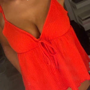 Nelly topp - INTE MINA BILDER! Säljer pga att den satt för löst över brösten på mig så sitter kanske bättre på någon med större bröst🥰