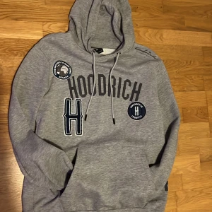 Grå Hoodrich Hoodie - Helt ny grå Hoodrich hoodie, pris kan diskuteras, Storlek M