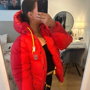 Fjällräven jacka  - Super varm och stilren fjällräven jacka, som är lite smutsig vid dragkedjan men inget man märker🥰storlek XXXS. Perfekt nu för vinter och passar me en varm tröja under! Skriv vid fler frågor