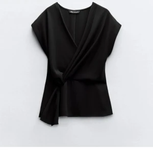 Blus Zara - Så fin blusa men tyvärr för stor för mig. Den säljs inte på Zara längre. Tröjan är inte flitigt använd så skicket är bra. Pris går att diskutera 