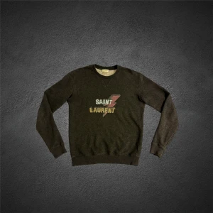 Saint Laurent sweatshirt - Säljer denna äkta exklusiva Saint Lauren tröjan i mycket fint skick! | nypris ligger på cirka 6000-7000 kr, mitt pris: 1300kr | Storlek S | skriv vid frågor och funderingar!✍️| skickar inom 24h📦 